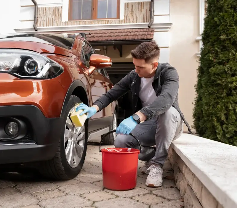 Lavage auto à domicile Aspiran : professionnel intervenant sur un véhicule